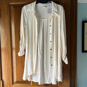 Cream top long in back, perfect for leggings